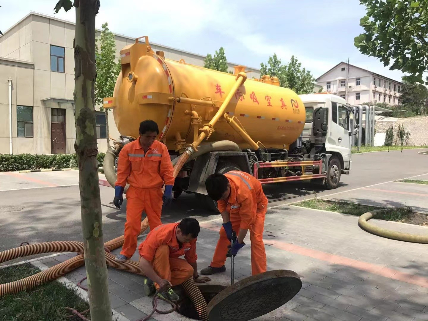 达坂城管道疏通车停在窨井附近