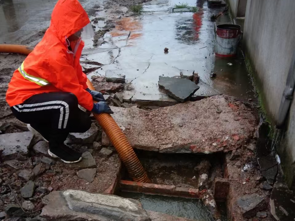 达坂城专业清理污水池 炜誉市政以规范流程守护城市 “肠道”