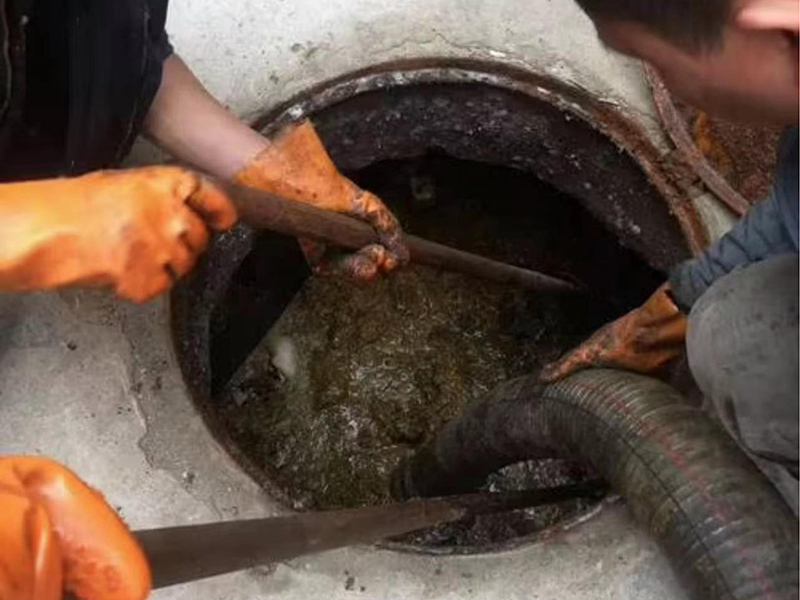 达坂城清理化粪池时如何避免沼气的危害?